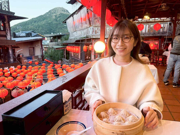 小籠包を前に笑顔の筆者