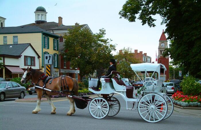 ナイアガラ・オン・ザ・レイクの時計台前を通るクラシックな馬車