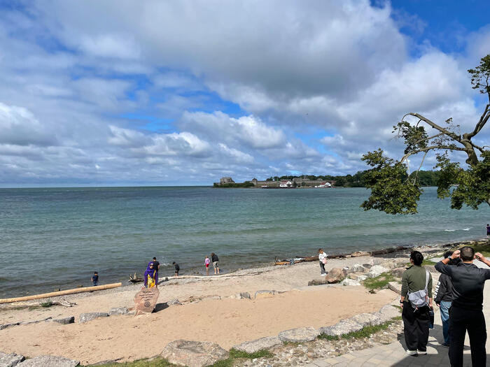 対岸はアメリカのフォート・ナイアガラ公園。先端の建物は旧ナイアガラ砦（Old Fort Niagara）