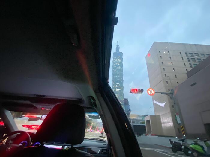 車から見た台北101