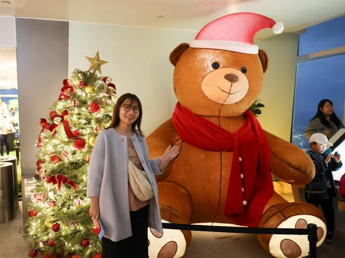 大きな熊のサンタとクリスマスツリー