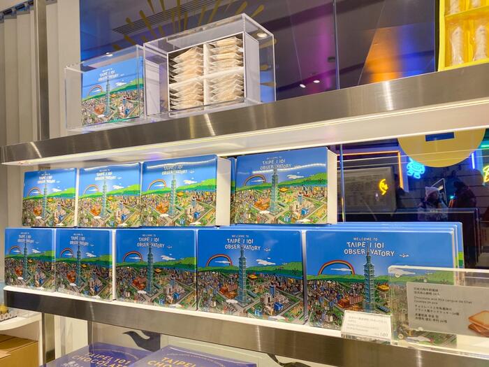 棚に並んだお土産品