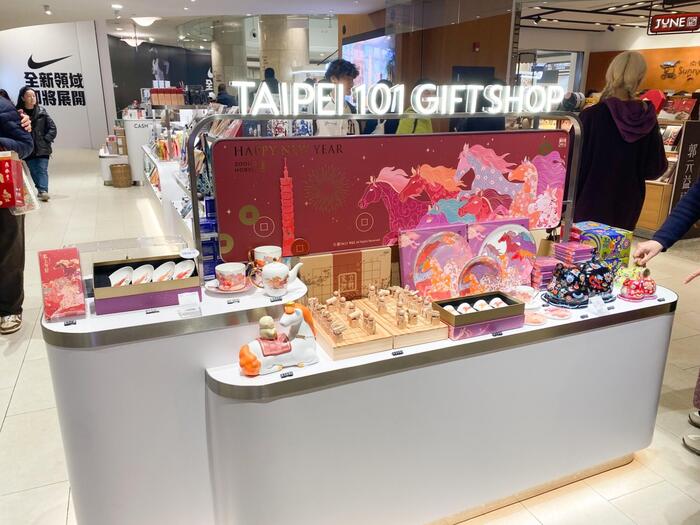 地下1階フードコート横のお土産ショップ