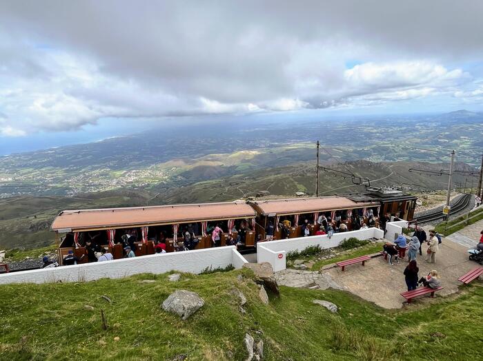 登山鉄道　バスクの聖峰ラ・リューヌ　フランス　
