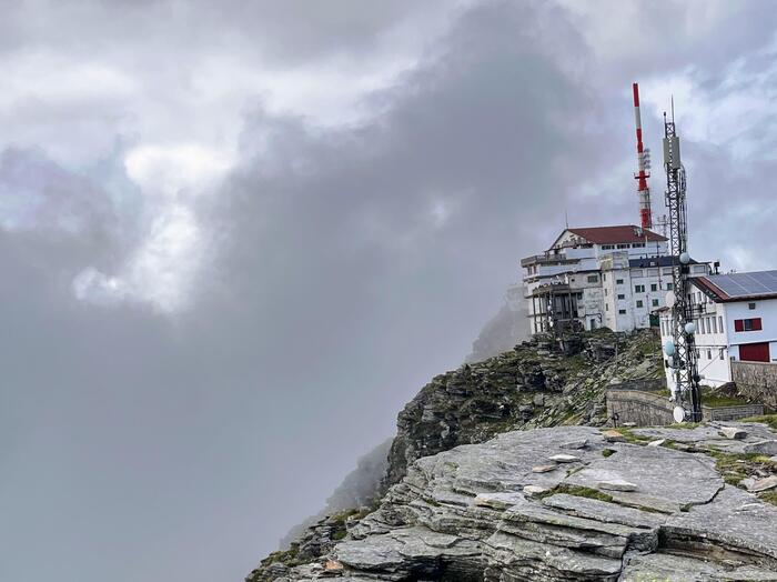 登山鉄道　バスクの聖峰ラ・リューヌ　フランス　カフェレストラン