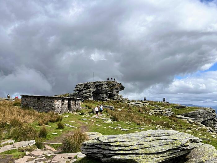 登山鉄道　バスクの聖峰ラ・リューヌ　フランス　岩