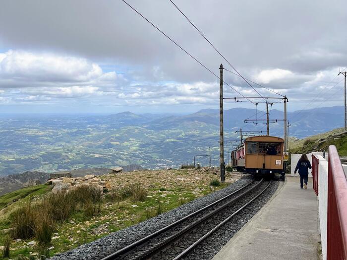 登山鉄道　バスクの聖峰ラ・リューヌ　フランス　