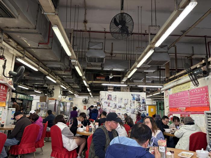 香港で出会う至福のお粥　妹記生滾粥品　賑わう店内