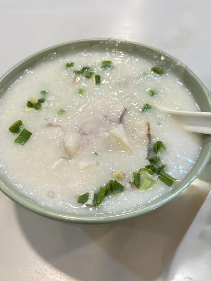 香港で出会う至福のお粥　榮利粥店　人気メニュー　魚片粥