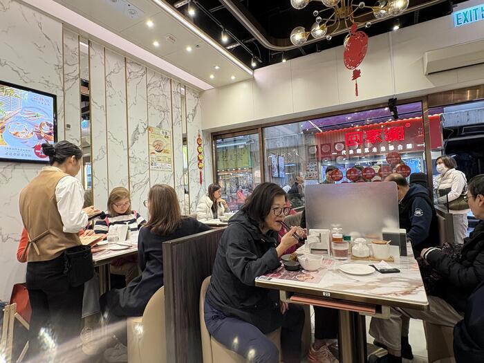 靠得住粥麵小館　香港で出会う至福のお粥　賑わう店内