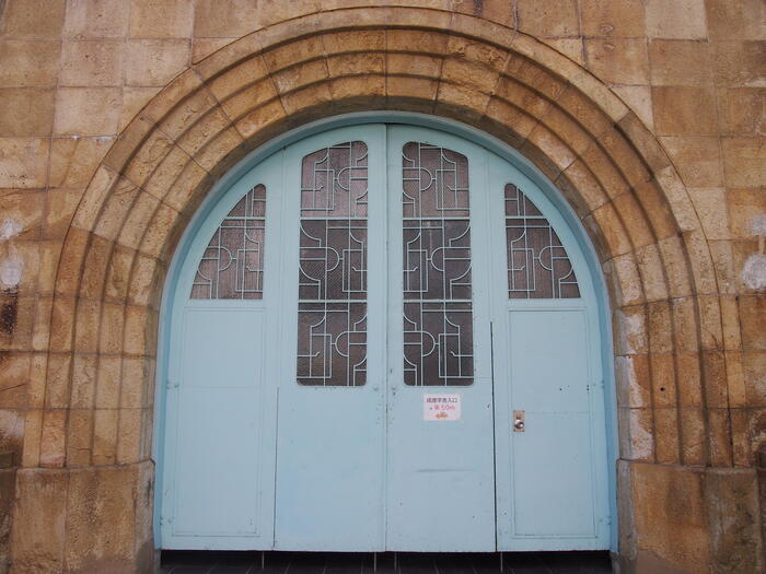 京都の早咲き桜スポット　春めき桜　花見　成徳中中学校　モダン建築