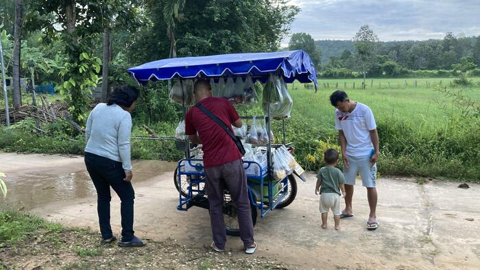 タイ イサーン　村の風景　モーターの移動販売