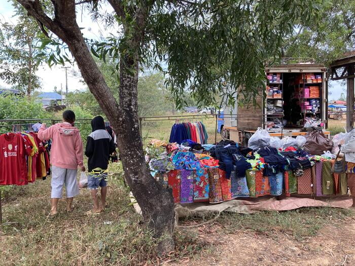 タイ イサーン　村の風景　朝市　衣料のお店