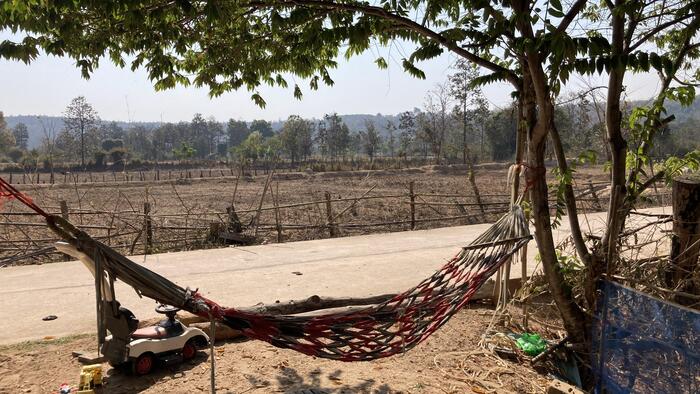 タイ イサーン　村の風景　ハンモック