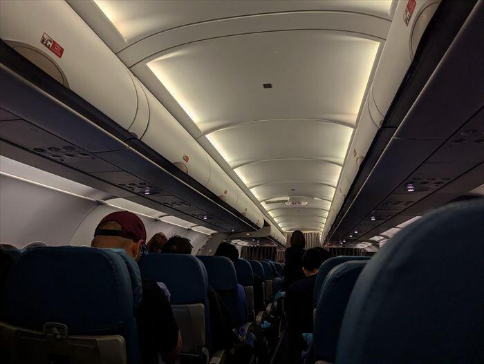 フィリピンエア機内　フィリピン航空と空港ラウンジ体験記｜バリ島からマニラ編