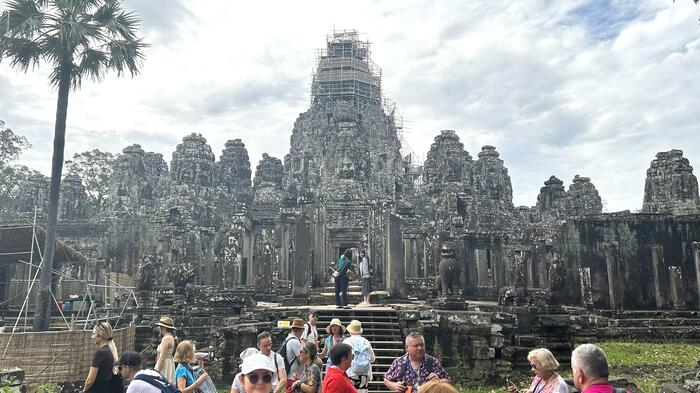 バイヨン寺院　カンボジア　アンコール・ワット　観光