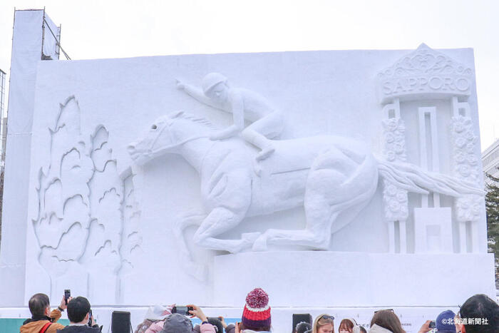 「栄冠に輝く サラブレッド」の雪像