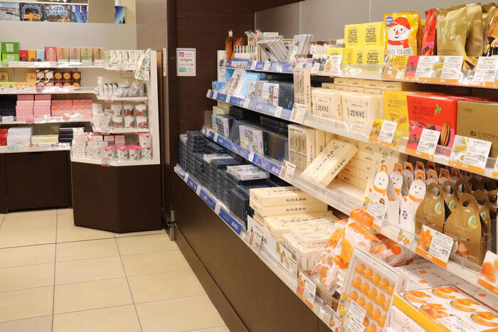 お土産が並んだ棚