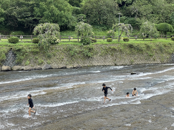 川で遊ぶ子供たち