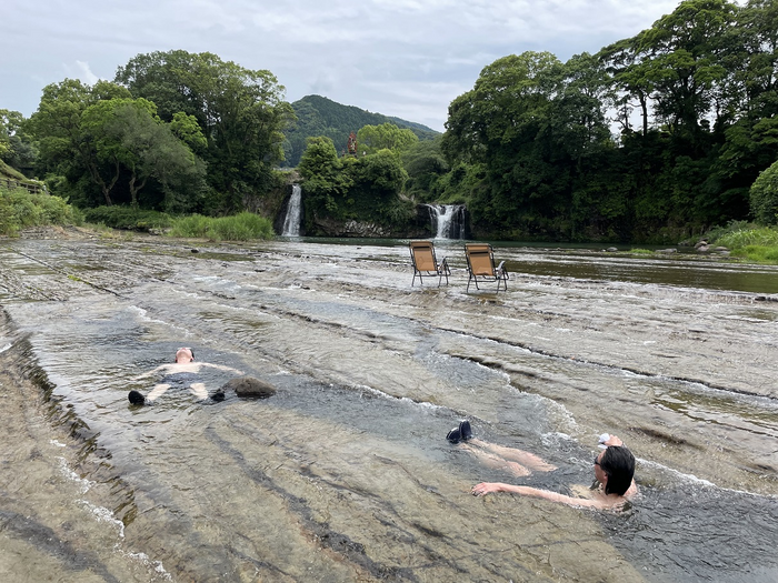 川の中で寝ころぶ人たち