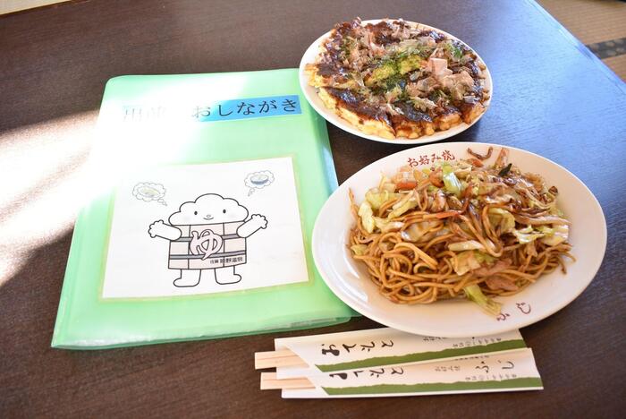 テーブルの上の焼きそばやお好み焼き