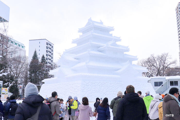 会津 鶴ヶ城の雪像と見物客