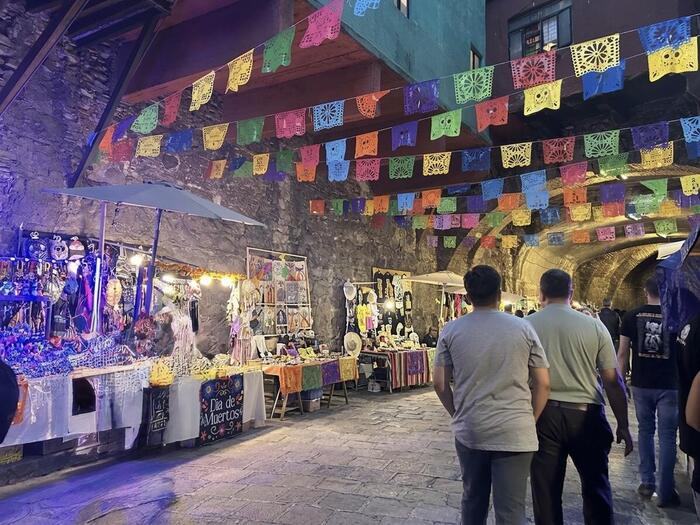 メキシコ　観光　グアナファト　死者の日　屋台