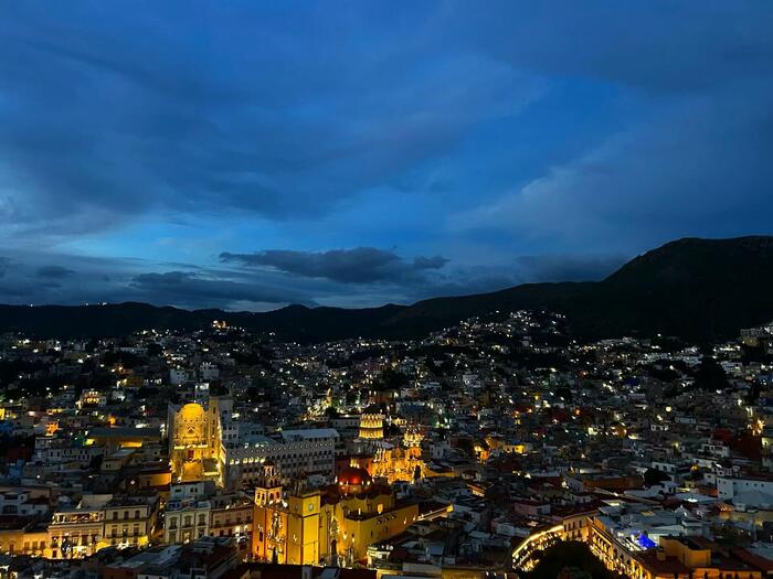 メキシコ　観光　グアナファト　死者の日　夜景