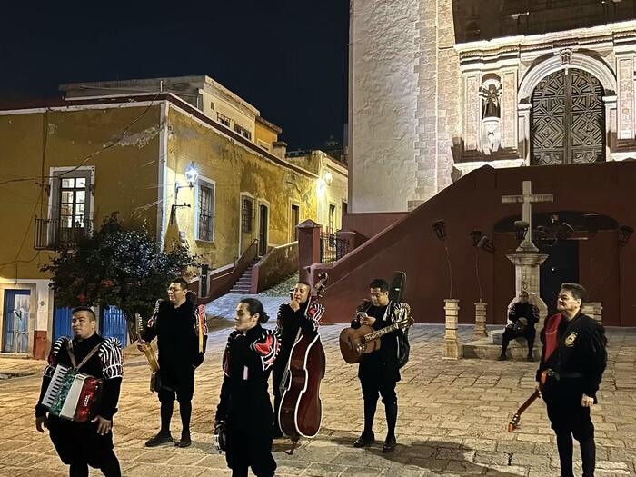 メキシコ　観光　グアナファト　死者の日　音楽隊