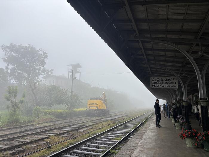 スリランカの絶景を巡る紅茶列車の旅　駅のホーム