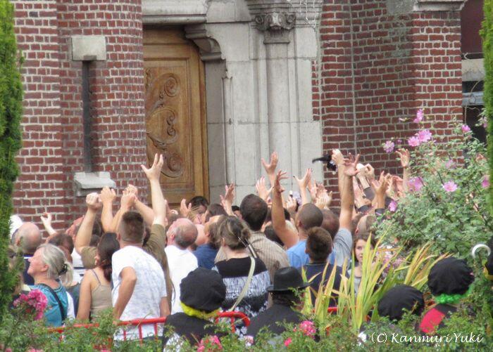 ベルルーフ人形をキャッチしようと手を伸ばす人々　ジョアン　フランス