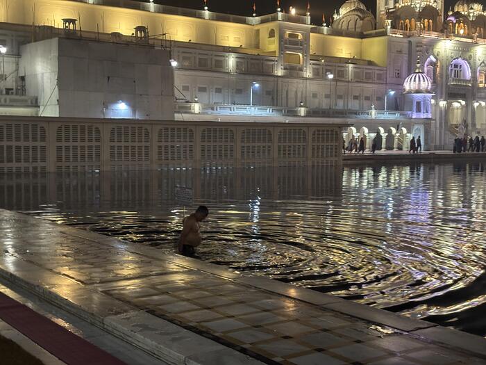 インド アムリトサル旅行 黄金寺院　沐浴