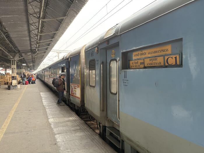 インド アムリトサル旅行 黄金寺院　電車