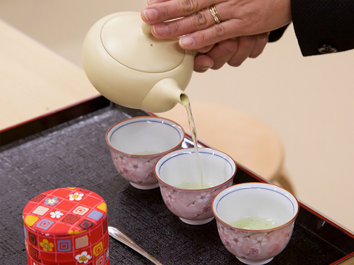 お茶を淹れる様子