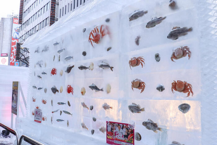 魚やカニが入った氷像