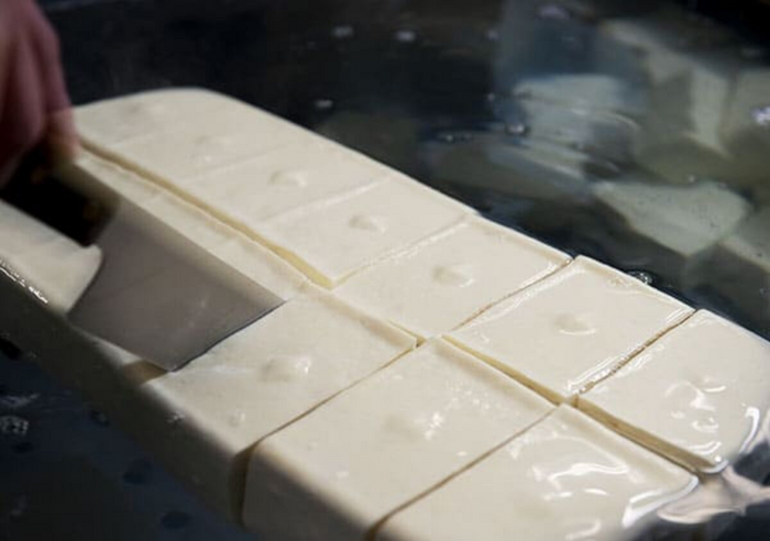 豆腐を切るところ