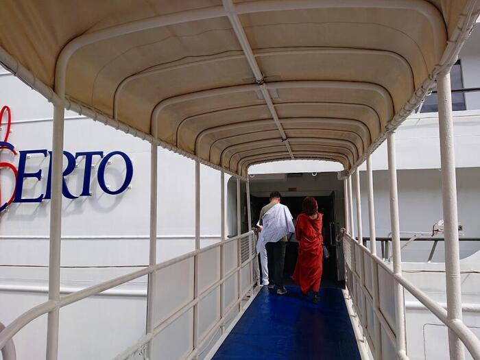 クルーズ　神戸港 コンチェルト　船内入り口