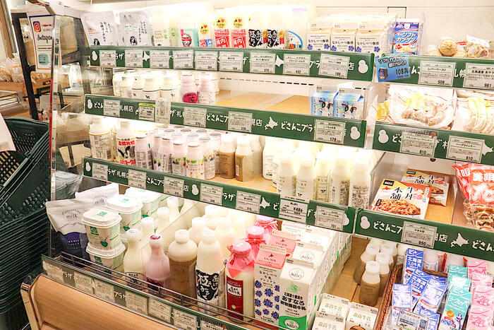 棚に並んだ牛乳・乳製品