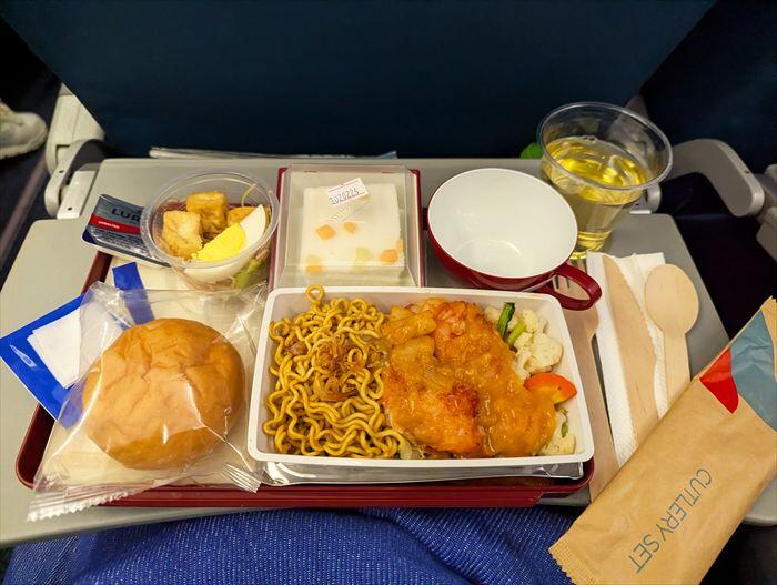 フィリピンエア機内食　フィリピン航空と空港ラウンジ体験記｜バリ島からマニラ編