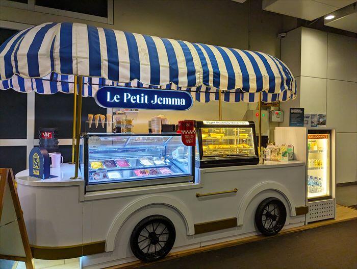 ングラライ空港搭乗ゲート沿いのワゴン フィリピン航空と空港ラウンジ体験記｜バリ島からマニラ編