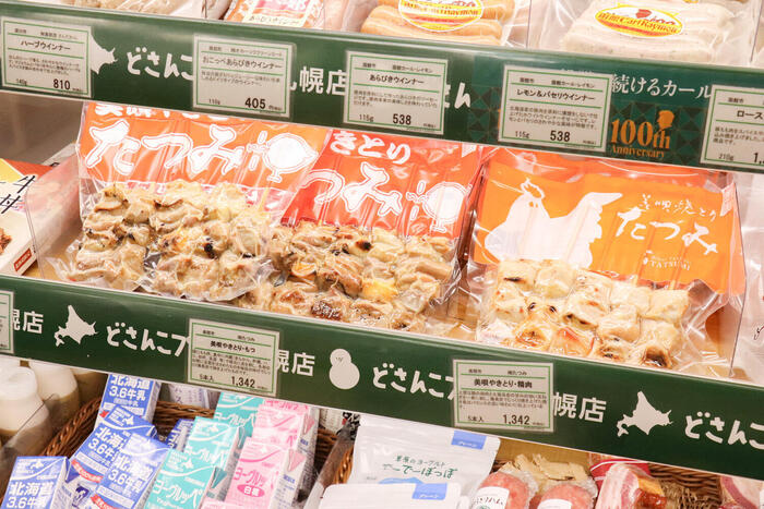 棚に並んだ美唄やきとり