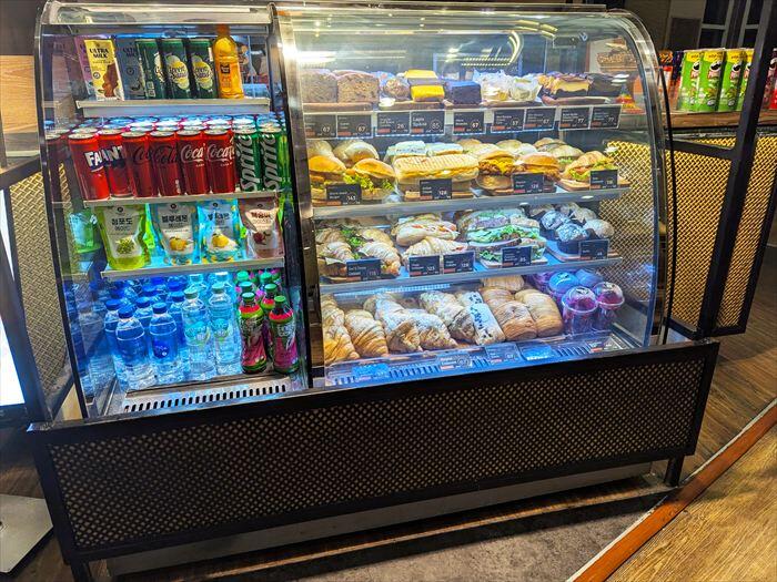 ングラライ空港搭乗ゲート沿いのワゴン フィリピン航空と空港ラウンジ体験記｜バリ島からマニラ編