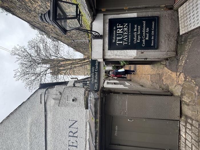 イギリス　オックスフォード　パブ　パブクロール　ターフ入り口