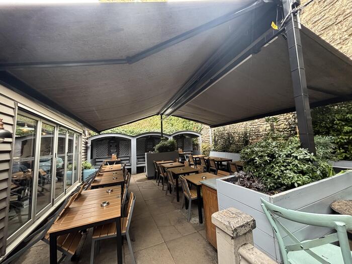 イギリス　オックスフォード　パブ　パブクロール　ターフ　テラス