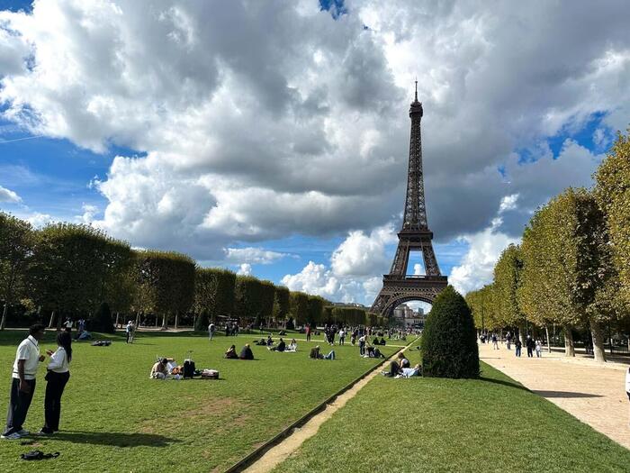 フランス　パリジェンヌ　散策・ピクニック　シャン・ド・マルス公園