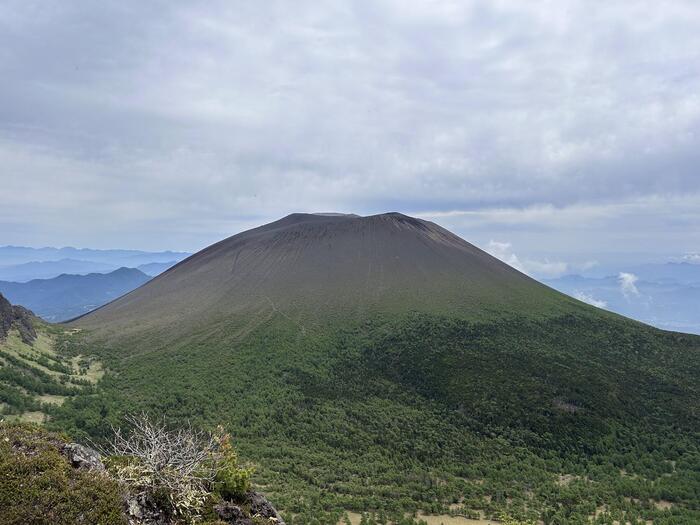 高峰高原を登山口とする黒斑山からは浅間山が間近に見られる
