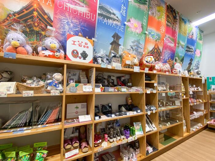 工芸品などが並ぶ棚