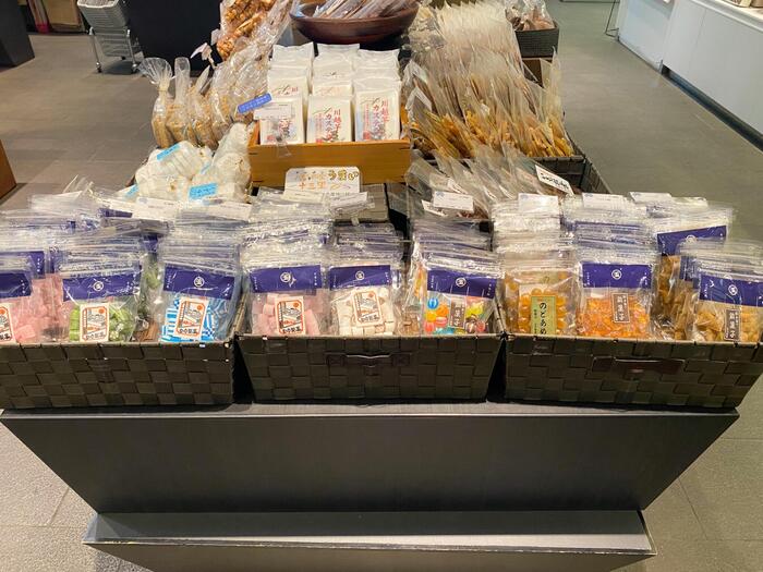 たくさん並ぶのどあめ