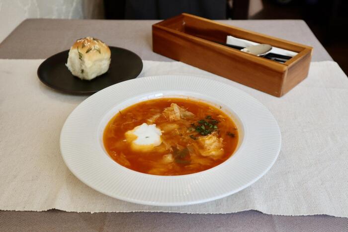 テーブルの上のボルシチ