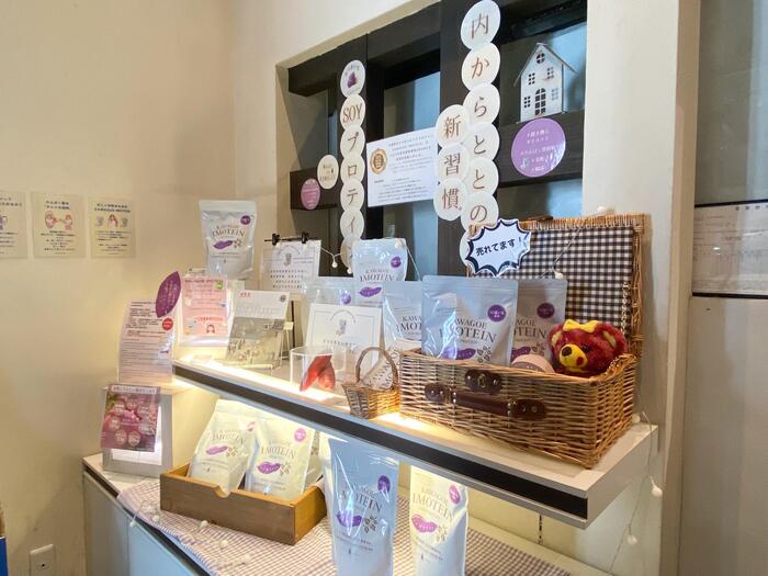 棚に飾られたカワゴエイモテイン